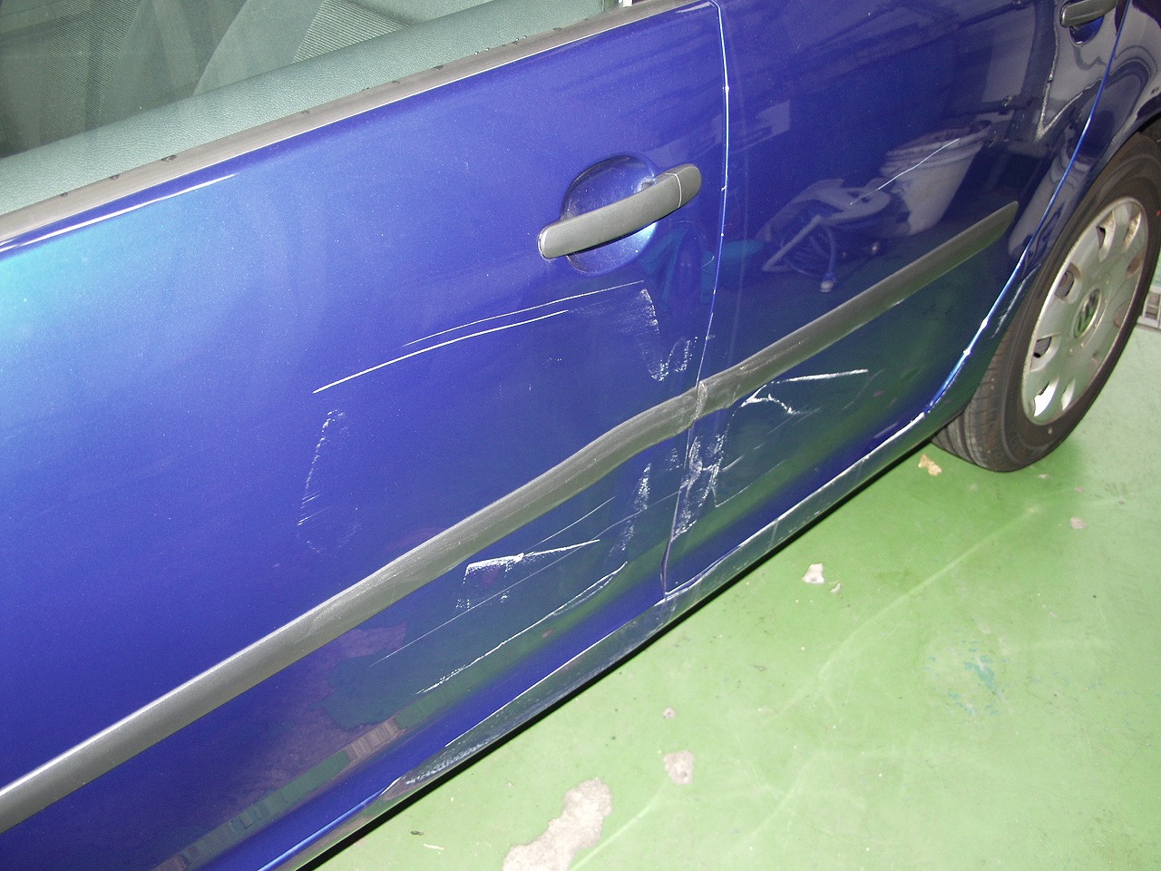 Vwゴルフ ドアのキズ へこみ修理 中古部品使用の格安修理 車検 板金塗装 修理 中古車の格安店 アクセスモーターサービス